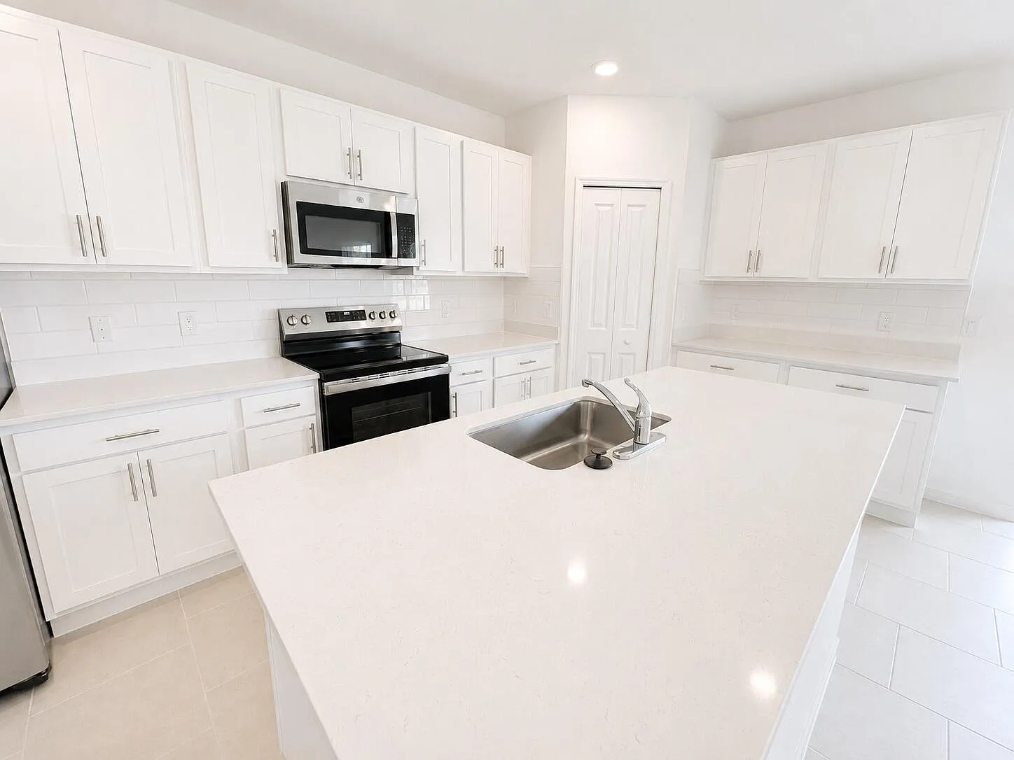 5 bed, 2.5 bath, 2112 sqft, $2,950 — Photo 3