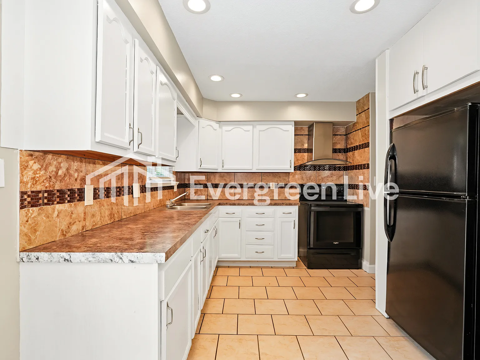 3 bed, 1.0 bath, 999 sqft, $1,595 — Photo 2