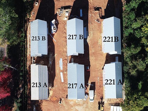 Behind 213-221 B there will be a parking lot with covered and uncovered spaces for residents and guests.
