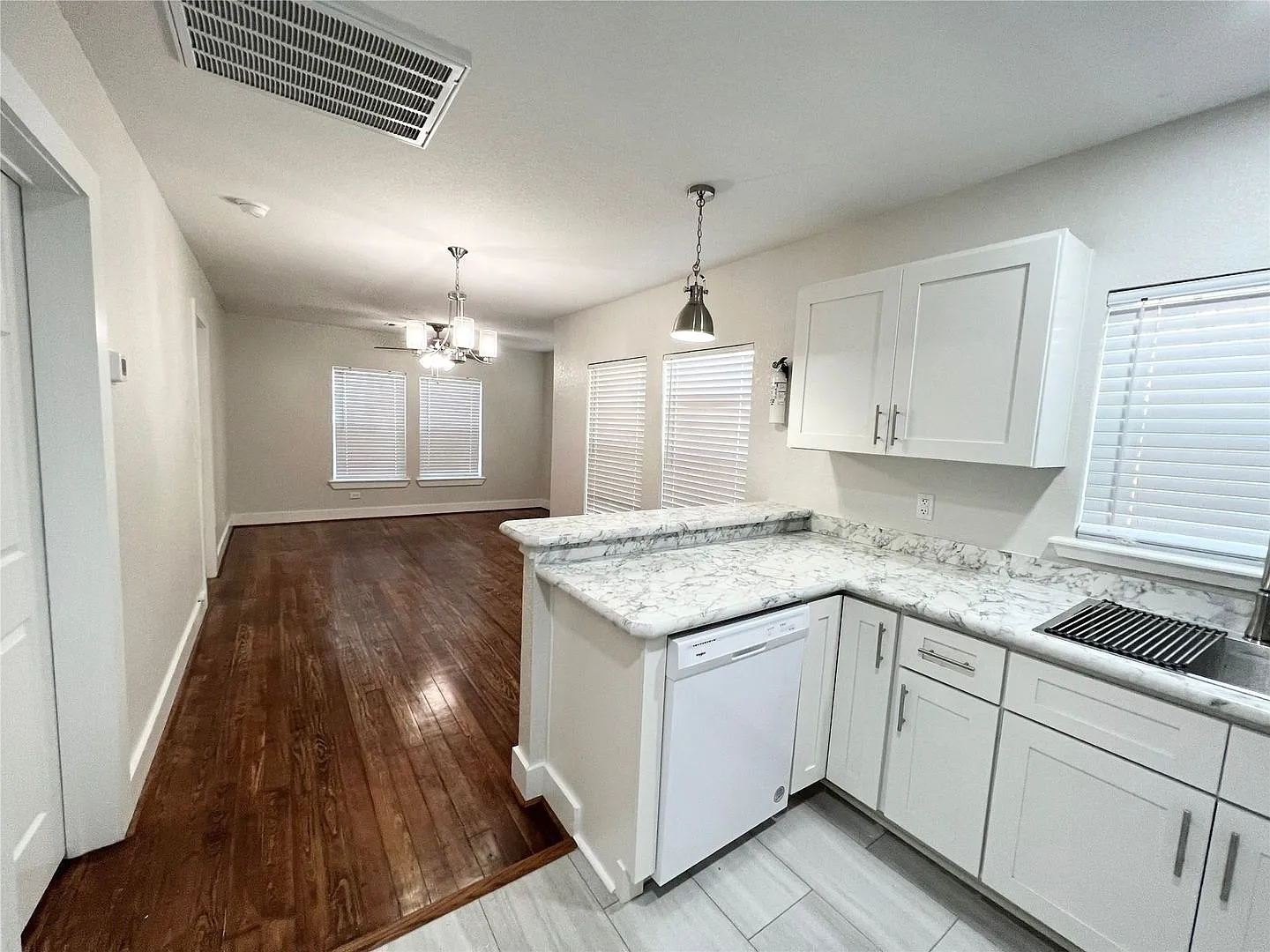 Adorable 2/1/1 Craftsman Bungalow in Angleton! — Photo 4