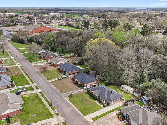 3rd image of 821 Sweet Ridge Rd