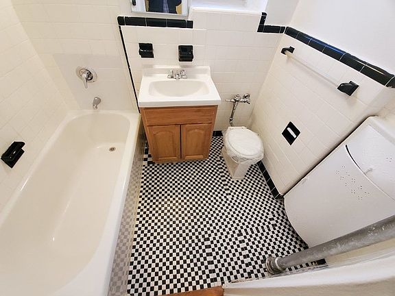 4th image of 511 W 232nd St APT W51