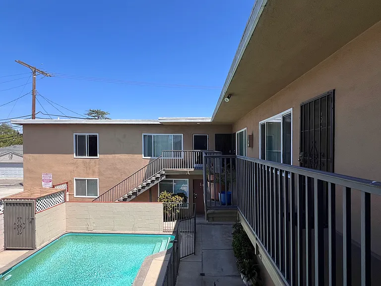 2540 S Barrington Ave #3 — Photo 15