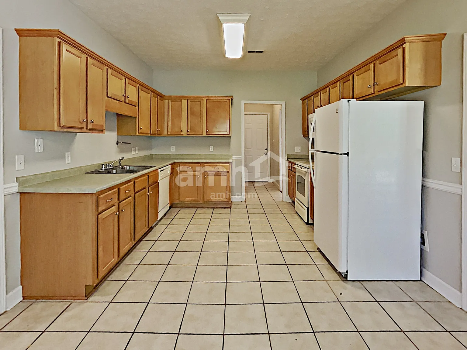 3 bed, 2.5 bath, 2460 sqft, $2,605 — Photo 3