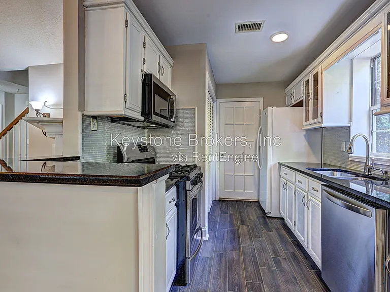 100 S Fairfield Dr — Photo 4