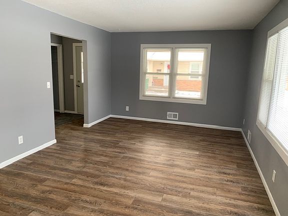 Upstairs Living Room 21'x12'