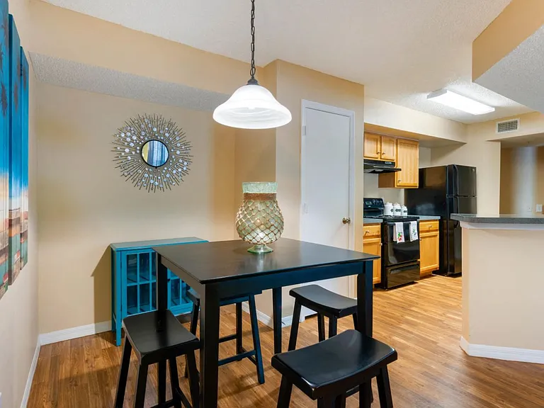 Lindsey Terrace Apartments — Photo 22