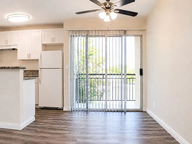 Reseda Gardens Apartments — Photo 13