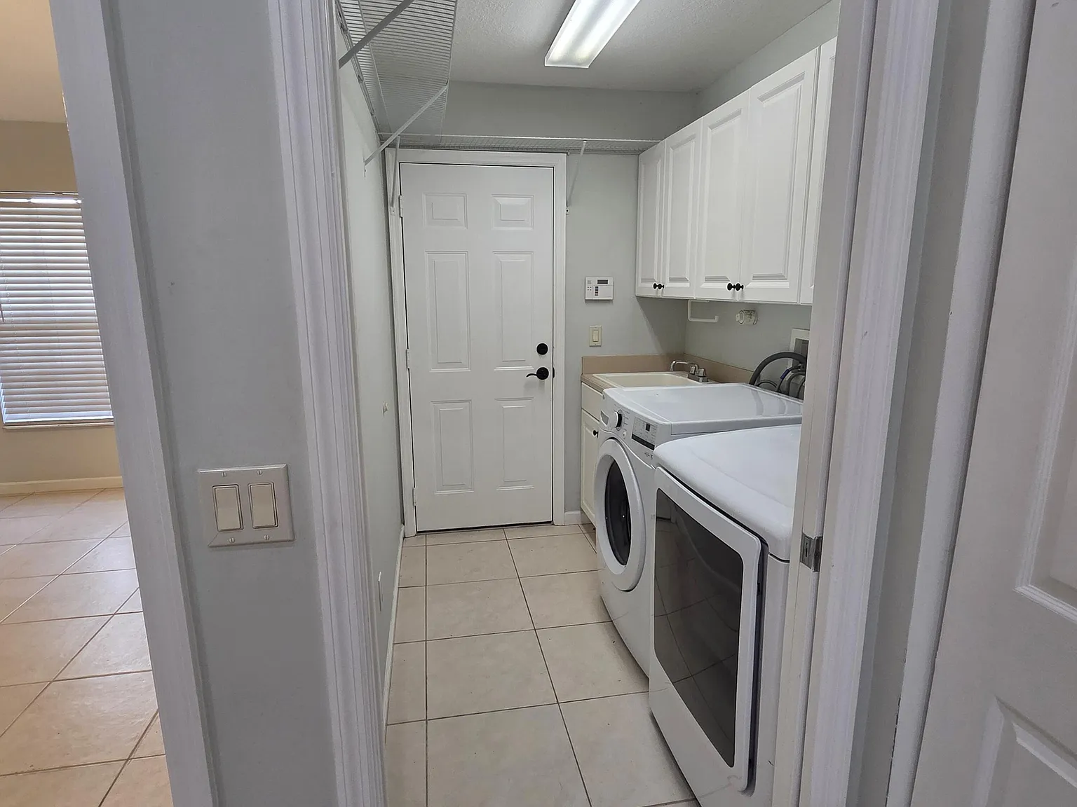 4 bed, 2.0 bath, 2059 sqft, $2,800 — Photo 3