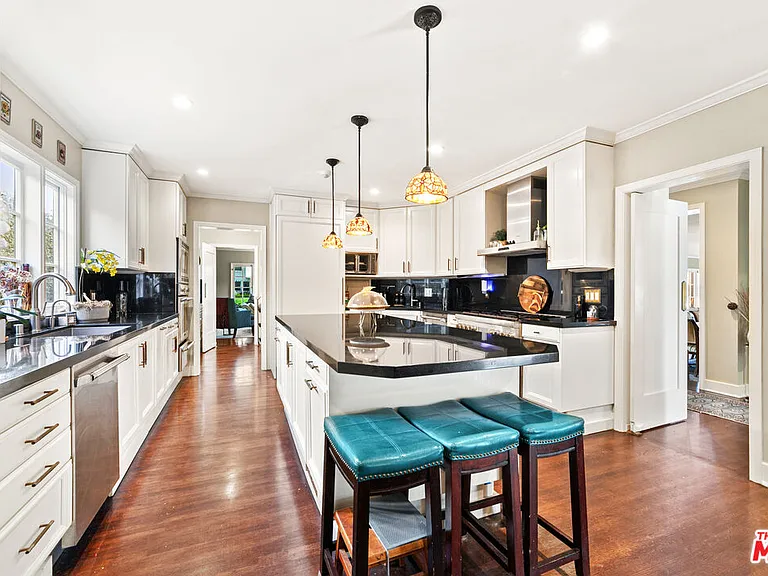 401 N McCadden Pl — Photo 17