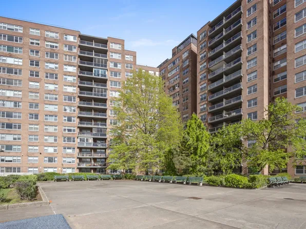 61-20 Grand Cent Parkway image 7 of 9