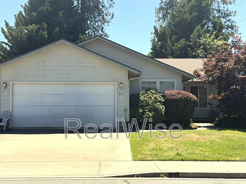 817 Golden Park Dr