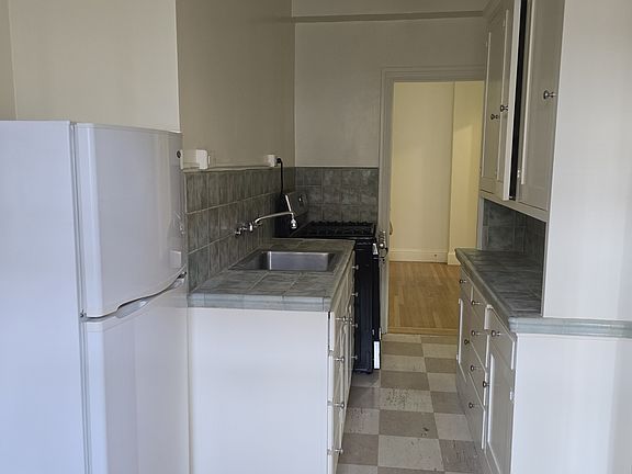 5th image of 430 Hyde St APT 401