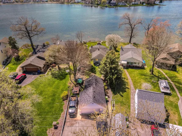 8529 Cooley Beach Dr, White Lake, MI 48386
