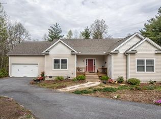 750 Summit Springs Dr, Flat Rock, NC 28731