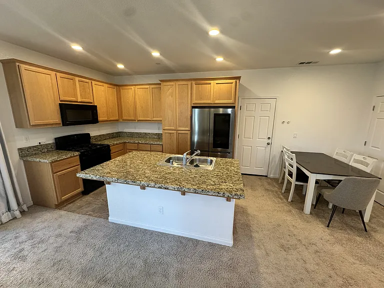 2904 Dillon Ln — Photo 6
