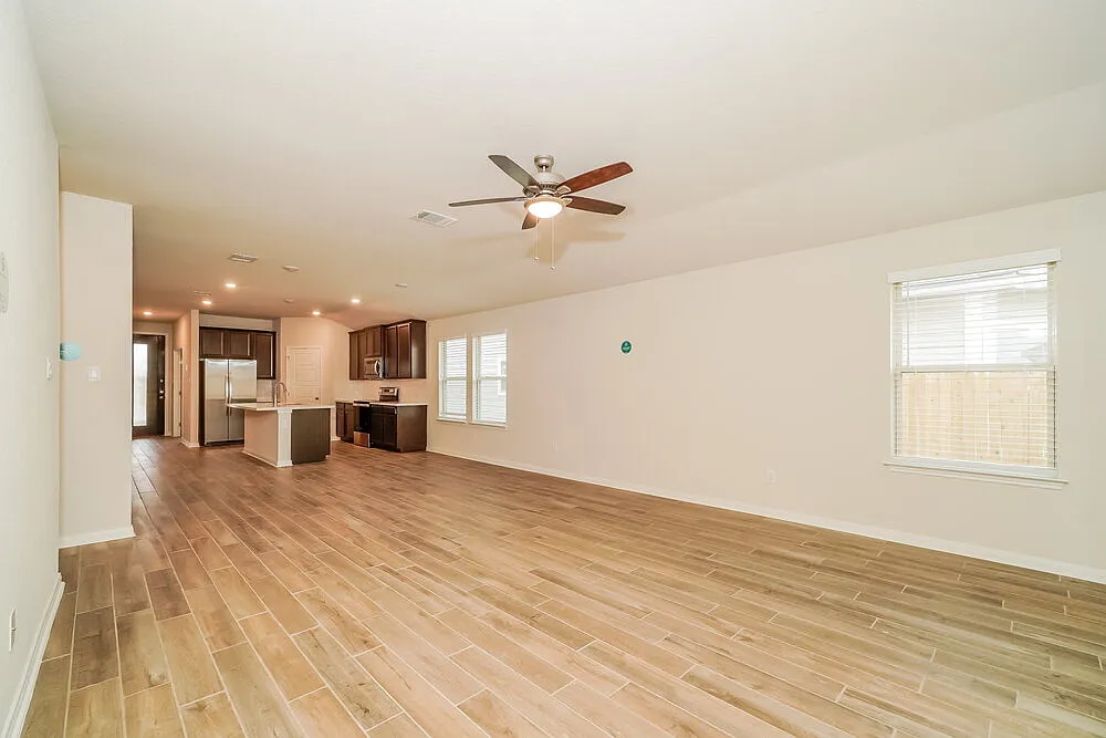 3 bed, 2.0 bath, 1974 sqft, $2,205 — Photo 4