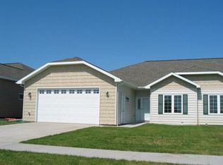 2322 Pembrooke Dr, Grand Forks, ND 58201