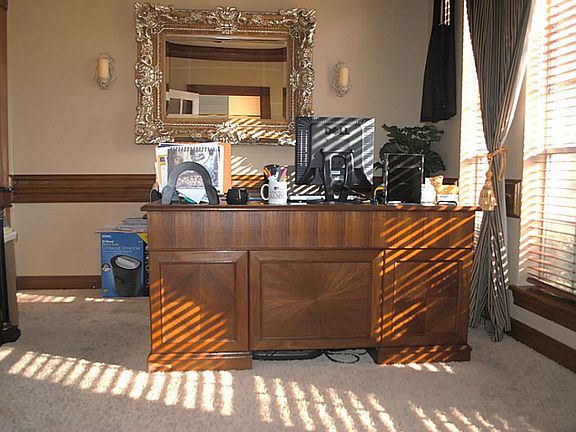 Need to have some quiet time to catch up on bills or get some work completed? This sunny office is o