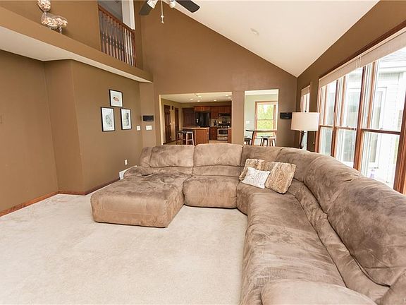 3rd image of 32 Ashwood Ct