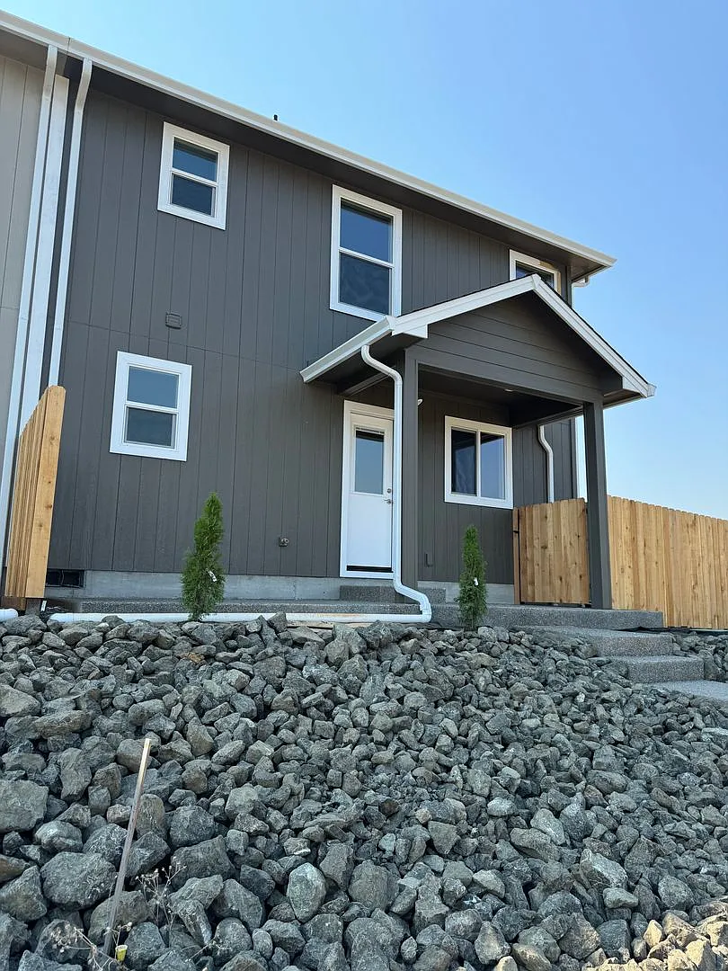 New 3 bedroom 2 1/2 bath home townhome on west side of Roseburg — Photo 3