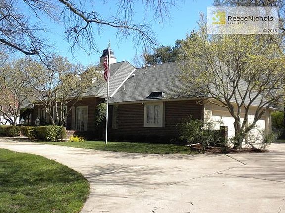 3 car garage in Leawood Estates - 3515 W. 100th Street