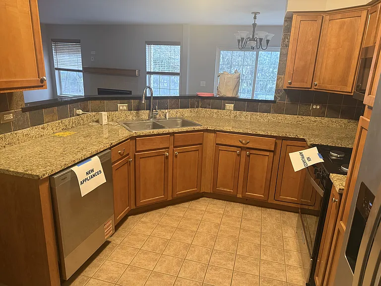 Kitchen, granite countertops, new appliances