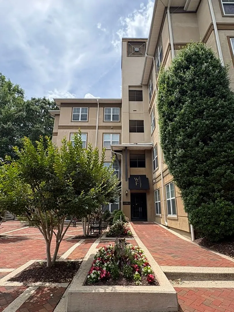 Location, location, location!! 1 BR 1 BA walk to metro and all amenities — Photo 1