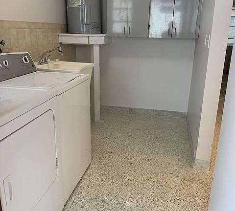 Laundry room with washer/drier
