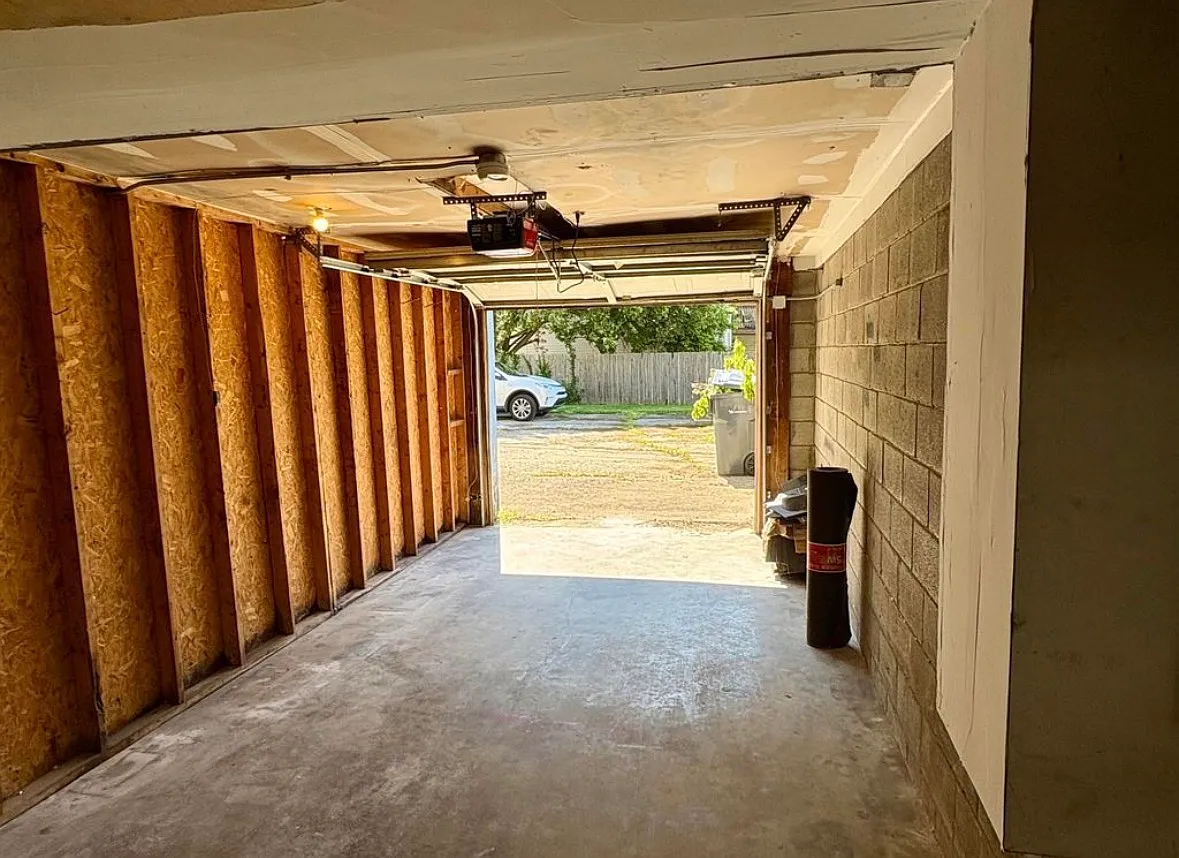 2 bed, 930 sqft, $1,300 — Photo 2