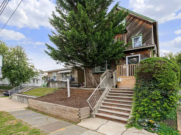 687 Avenue East image 1 of 32