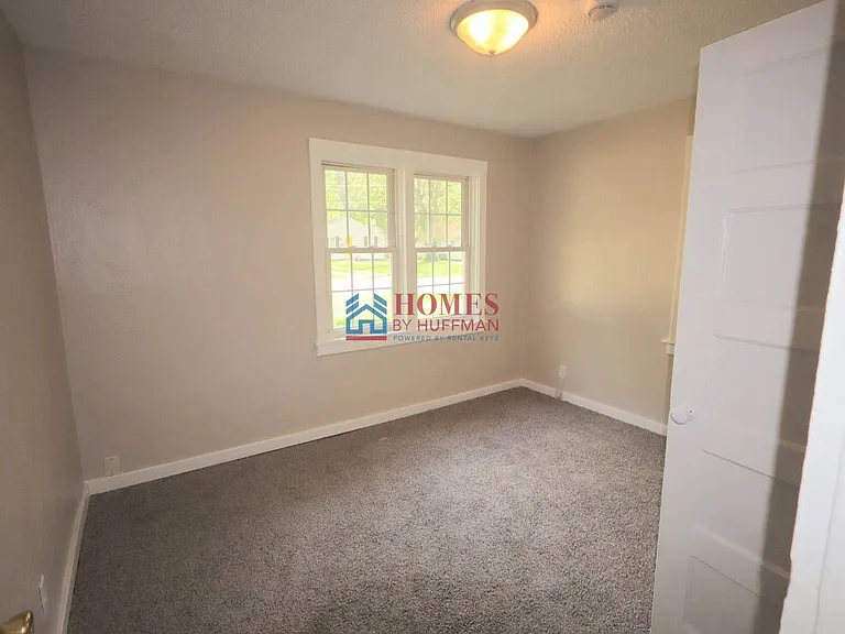1713 Hawthorne Ave — Photo 13