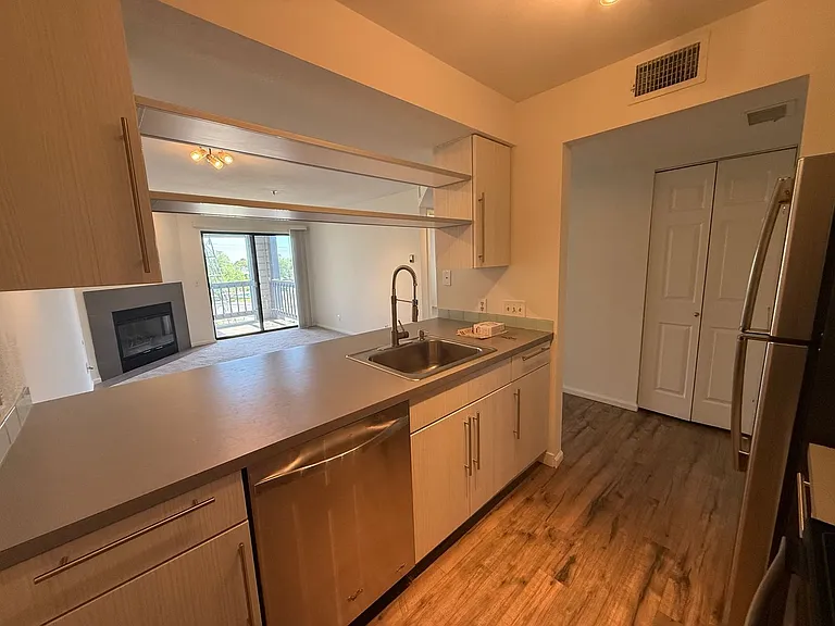 2727 Folsom St #303 — Photo 6