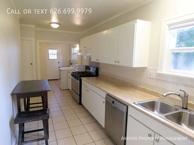 968 E Howard St — Photo 11