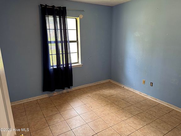 5th image of 122 Hampton Drive