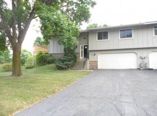 7036 Pima Ln, Chanhassen, MN 55317