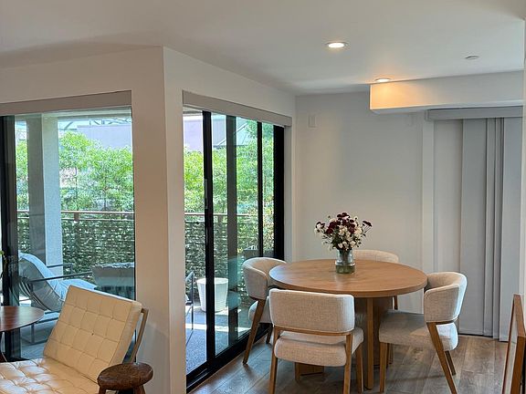 4th image of 916 Westbourne Dr #204