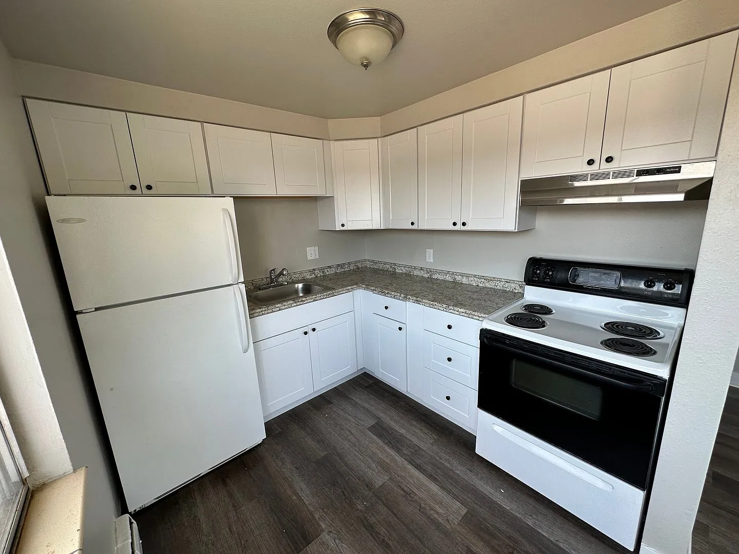 Move in ready 1 bedroom/1 bath in Edgewater! 2nd floor Unit! — Photo 2