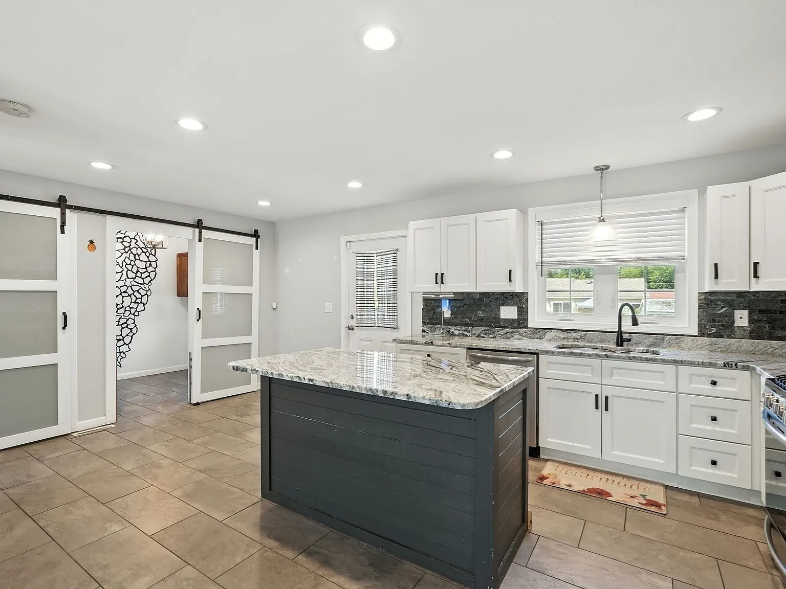 3 bed, 2.5 bath, 1568 sqft, $3,200 — Photo 3