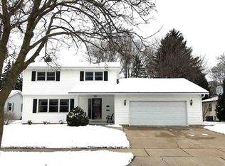 2724 Oakwood Ct, Appleton, WI 54911