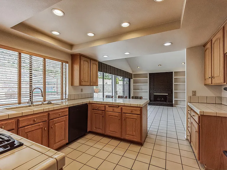 24321 Peacock St — Photo 10
