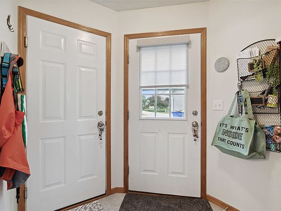 3rd image of 527 E Goldfinch Dr