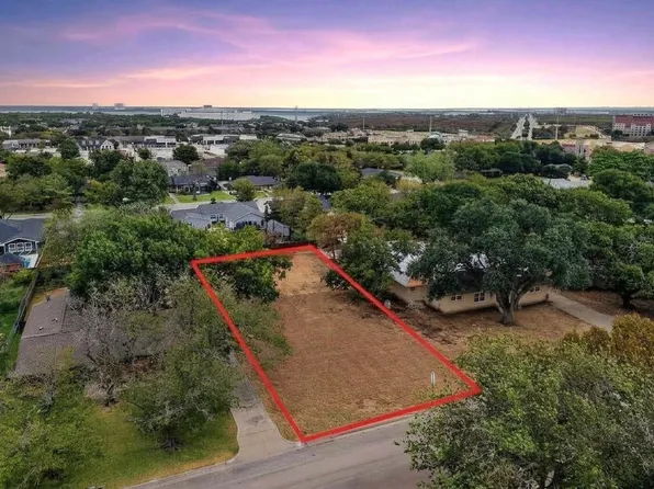 825 E Worth St, Grapevine, TX 76051