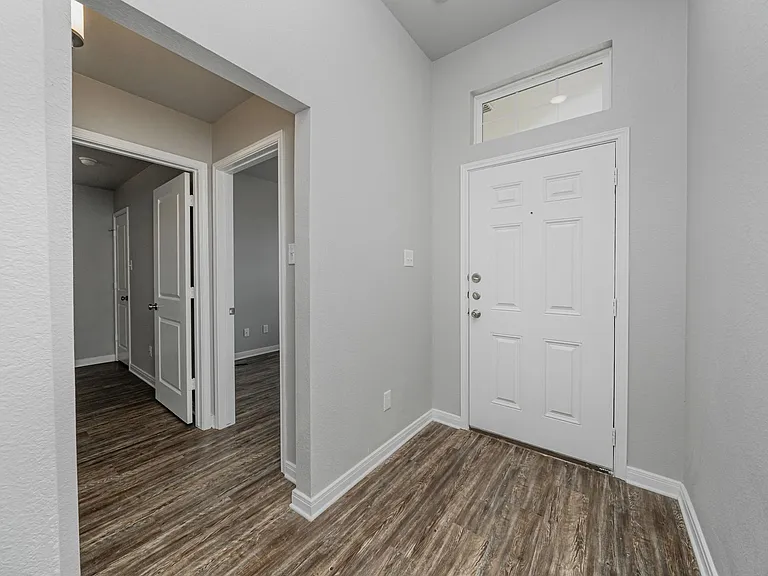 1368 Kingsgate Dr — Photo 3