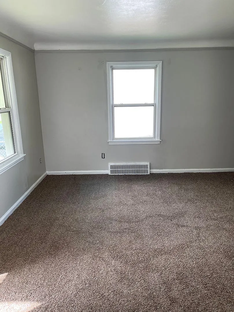 Updated Bungalow w/ full basement and garage — Photo 4