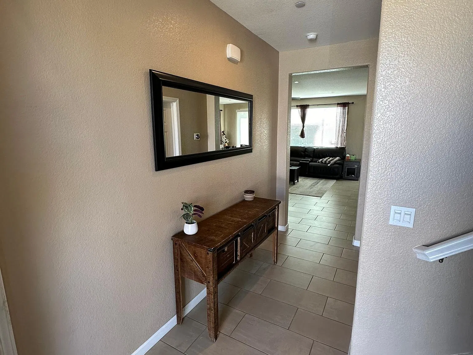 4 bed, 2090 sqft, $2,700 — Photo 4