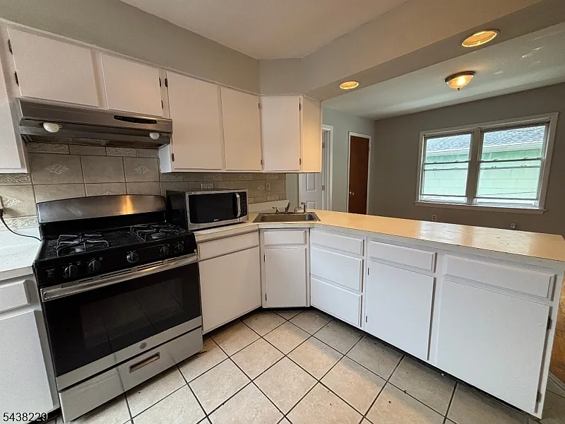 3 bed, 1.0 bath, $2,350 — Photo 3