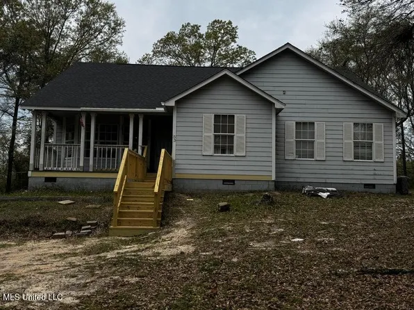 53 Flagstaff St, Lumberton, MS 39455