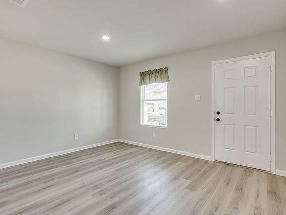 3rd image of 820 Sugartree Dr