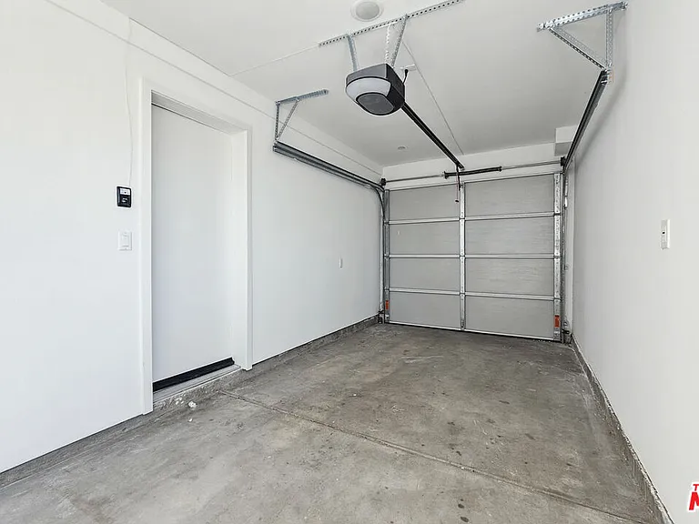 1921 Carmona Ave — Photo 24
